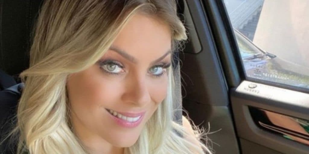 Renata Fan surge de vestidinho, deixa pernas abertas e detalhe gigante é vazado ao lado de parceiro
