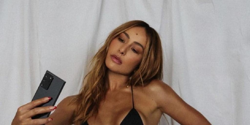 Sabrina Sato empina sem dó, deixa bumbum imenso levantado e insinua: "Curte aí"