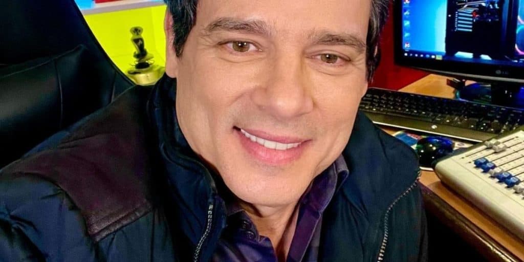 Celso Portiolli surge em bastidores de emissora e confirma, após notícia de ida para a Globo: "Me preparando"
