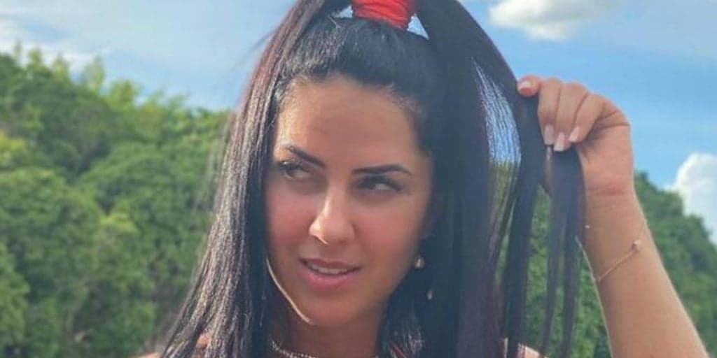 Graciele Lacerda deita, levanta as pernas e aparece com tudo enfiado em seu bumbum: "Isso delícia"