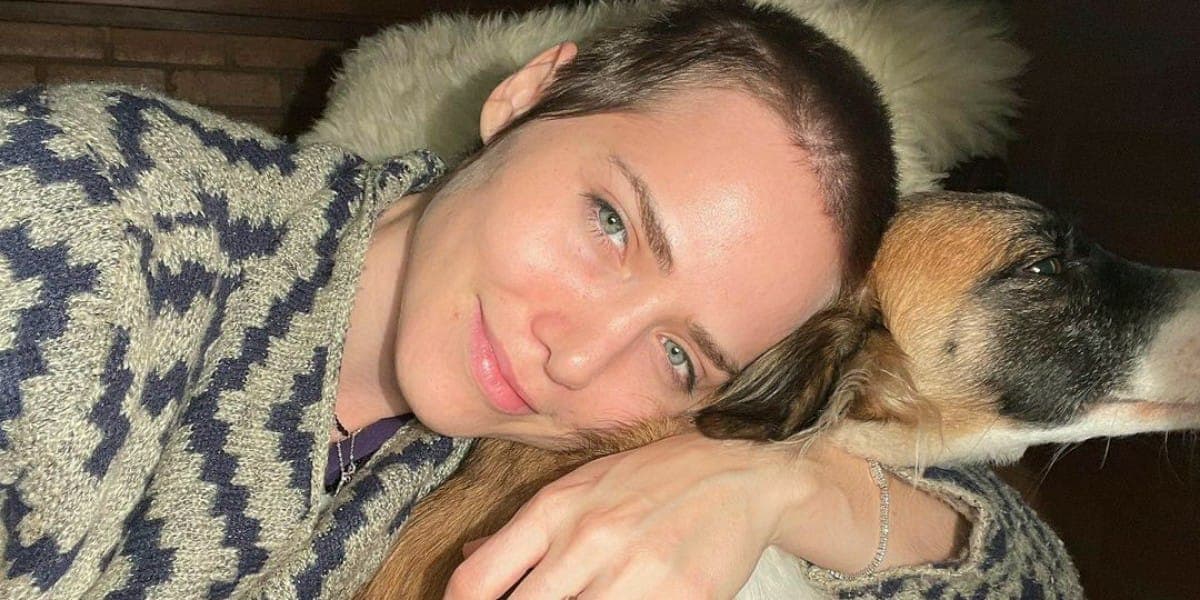 Leticia Colin muda radicalmente, raspa o cabelo e surge careca; Leticia Colin muda radicalmente, raspa o cabelo e surge careca;
