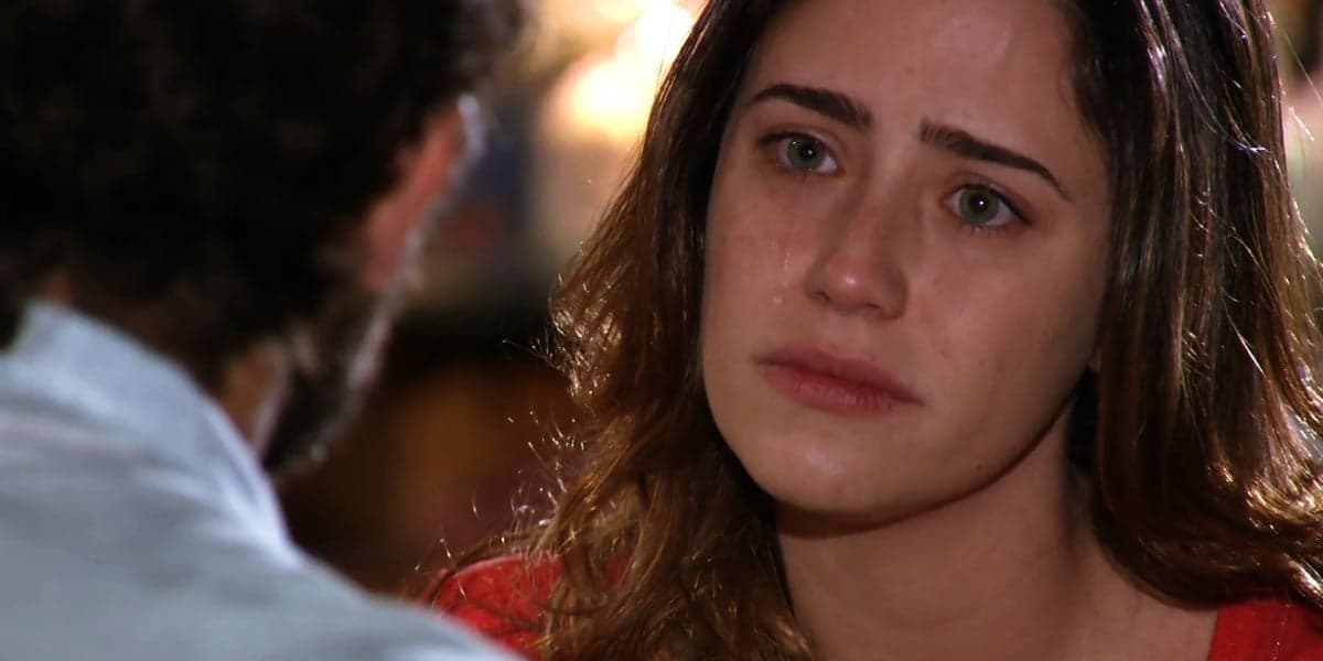 Ana vestindo vermelho em cena de A Vida da Gente Ana vestindo vermelho em cena de A Vida da Gente