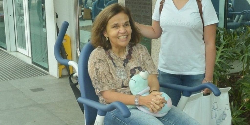 Cláudia Rodrigues corre risco de morte e empresária faz vídeo aos prantos com denúncia: "Está sofrendo"