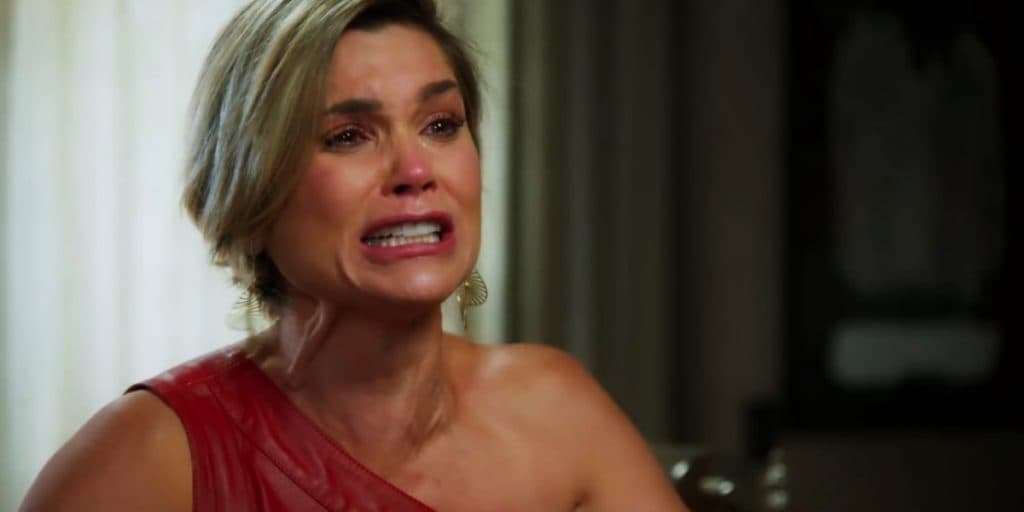 Salve-se Quem Puder - Helena é surrada por Hugo, defendida por Luna, cai no choro e pede a filha: "Me abraça"