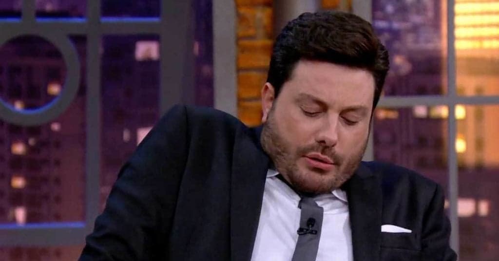 Danilo Gentili foi presenteado com alguns produtos e resolveu testá-los