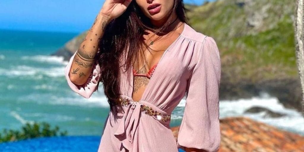 "Não é nojento", Famosa da Globo menstrua ao vivo, deixa sangue vazar e admite orgulho: "Nunca mais me trocarei"