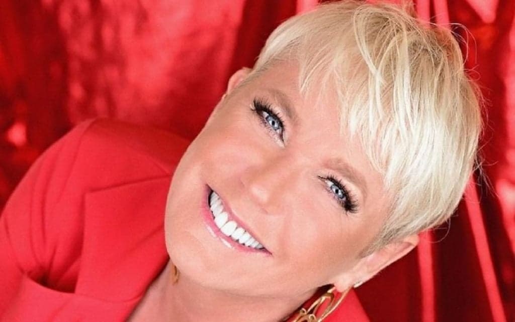 Xuxa assina contrato, ganha 17 milhões de reais e é anunciada oficialmente ao lado de estrelas