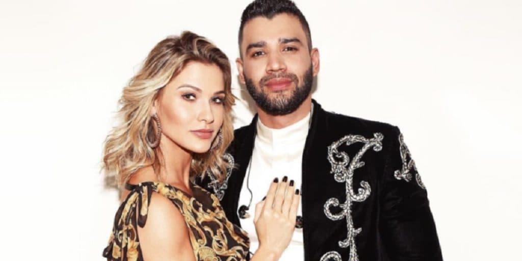 Gusttavo Lima apareceu curtindo com admiradores e tirando fotos