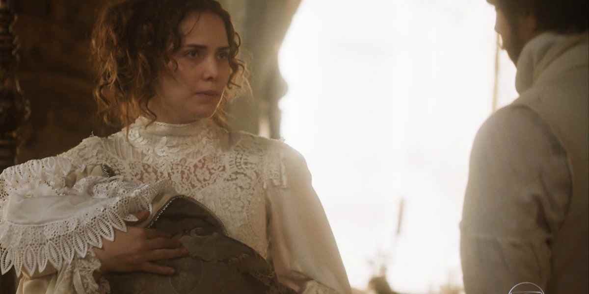 Leopoldina vestida de branco segura manto em cena da novela Novo Mundo Leopoldina vestida de branco segura manto em cena da novela Novo Mundo