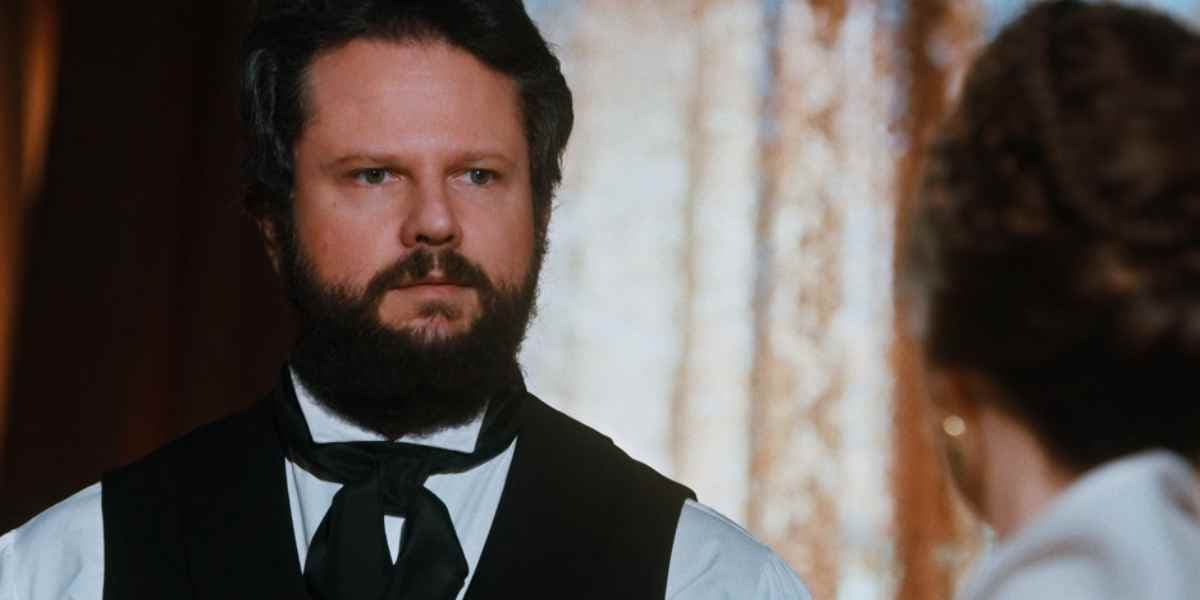 Dom Pedro II usa camisa branca, colete preto e gravata em cena da novela Nos Tempos do Imperador Dom Pedro II usa camisa branca, colete preto e gravata em cena da novela Nos Tempos do Imperador