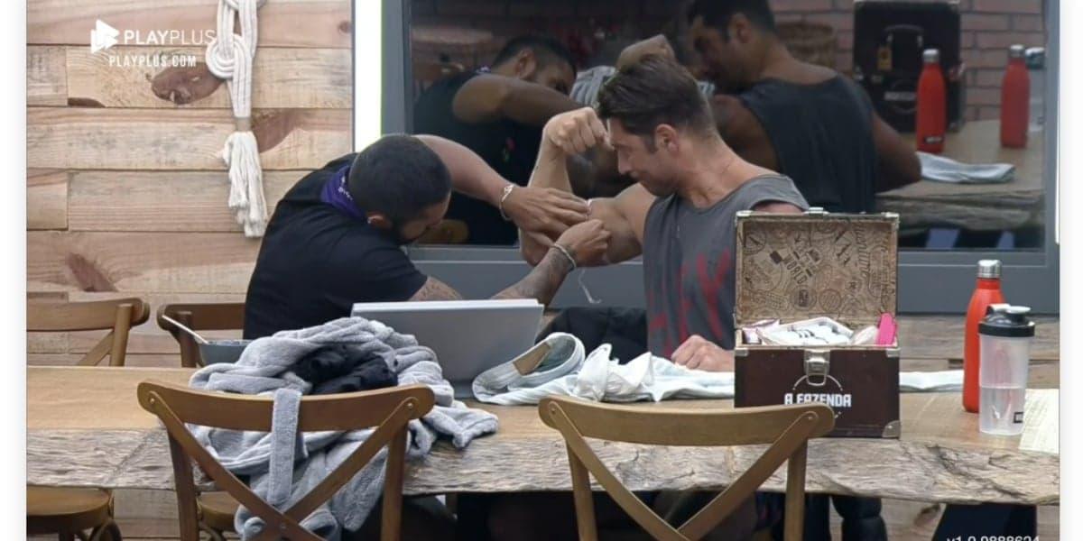 Bil e Victor na Fazenda 13 em momento íntimo (Reprodução) Bil e Victor na Fazenda 13 em momento íntimo (Reprodução)