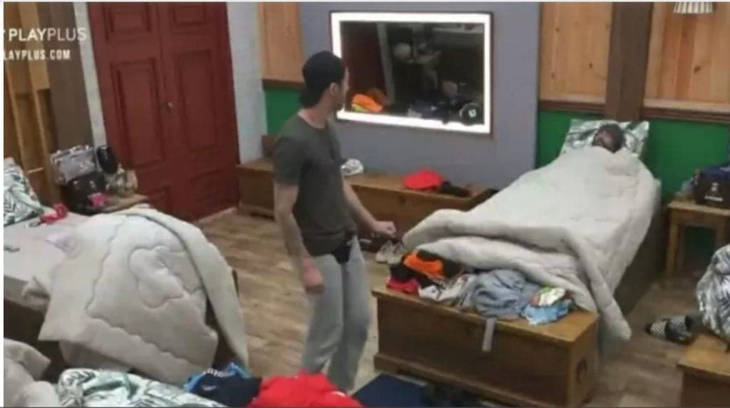 Em A Fazenda 13, Rico oferece dinheiro para ver Bil e Erasmo pelados "Querem R$ 2 mil?"