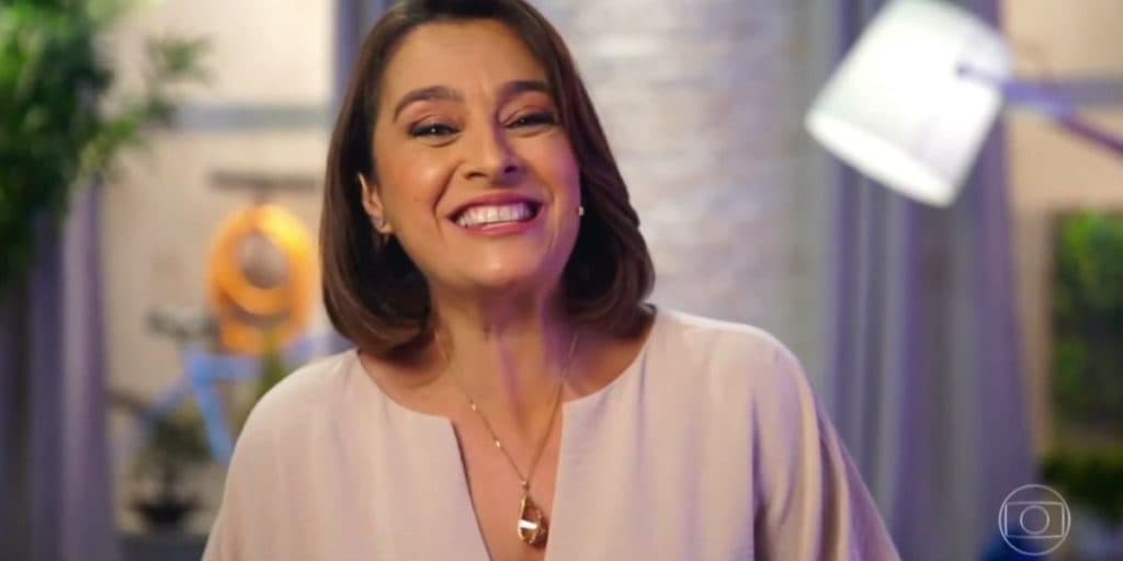 Catia Fonseca sofre acidente em casa, seu pé está doendo