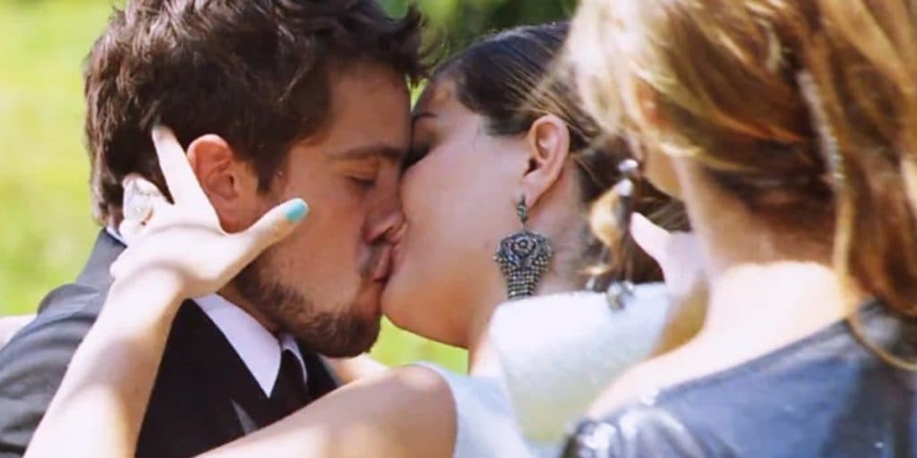 Ti-Ti-Ti - Stéfany se joga para Jorgito pela última vez, Desirée agarra o boy e humilha a prima para sempre: "Meu"
