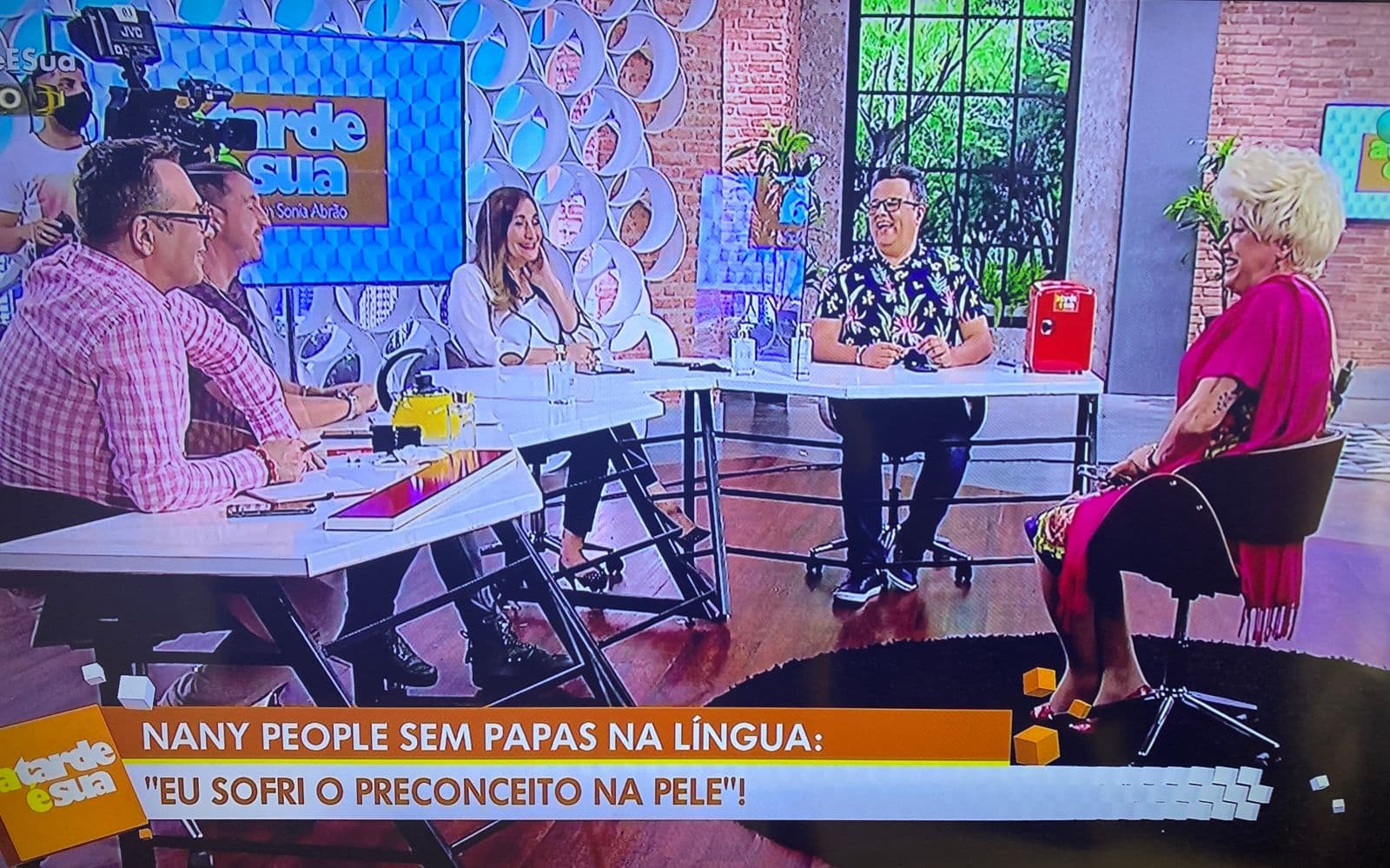 "Foi um filme de terror", Nany People vai à Sonia Abrão, explode em verdades e denuncia o que viveu na Record "Foi um filme de terror", Nany People vai à Sonia Abrão, explode em verdades e denuncia o que viveu na Record