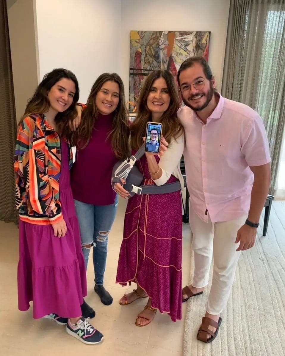 Fátima Bernardes surgiu com os filhos, Beatriz, Laura e Vinícius, além do namorado, Túlio Gadêlha (Foto: Reprodução/Instagram) Fátima Bernardes surgiu com os filhos, Beatriz, Laura e Vinícius, além do namorado, Túlio Gadêlha (Foto: Reprodução/Instagram)