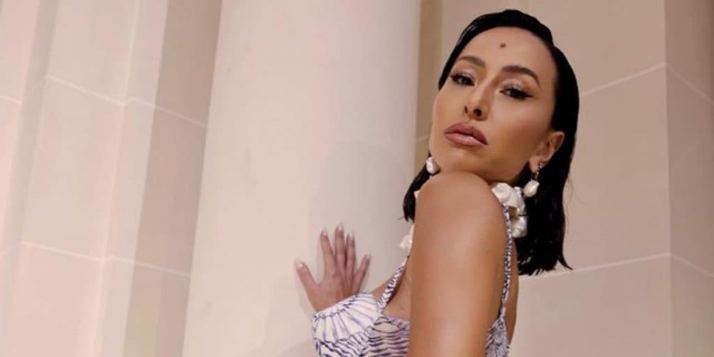 Show pornográfico: Sabrina Sato vê homem jogar bolinha pelo c* em seu rosto e rolas gigantes tocando instrumentos