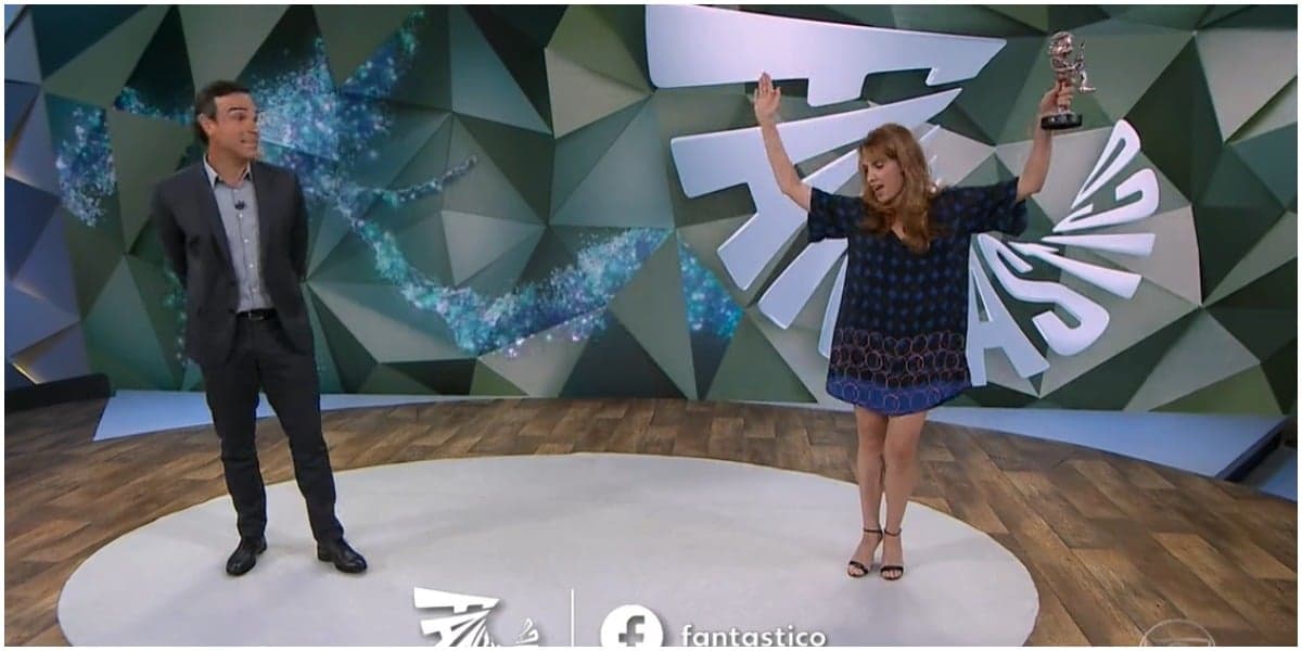 Poliana Abritta posou com troféu no fim do Fantástico - Foto: Reprodução Poliana Abritta posou com troféu no fim do Fantástico - Foto: Reprodução