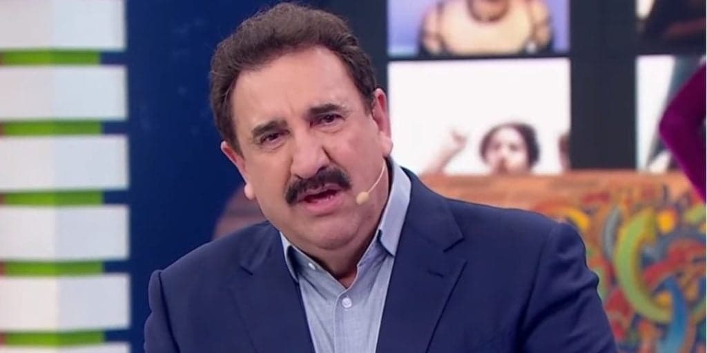 Ratinho perde a noção por audiência, mostra pênis de 17 centímetros para milhões e detona: "Berimbau"