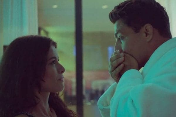 Alinne Moraes e Cauã Reymond em "Um Lugar ao Sol" (Foto: Reprodução/TV Globo) Alinne Moraes e Cauã Reymond em "Um Lugar ao Sol" (Foto: Reprodução/TV Globo)