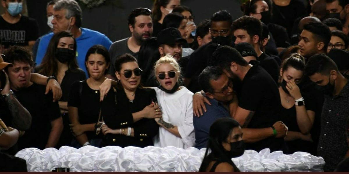 Luísa Sonza e Naiara Azevedo no velório de Marília Mendonça (Foto: Reprodução: AFP) Luísa Sonza e Naiara Azevedo no velório de Marília Mendonça (Foto: Reprodução: AFP)