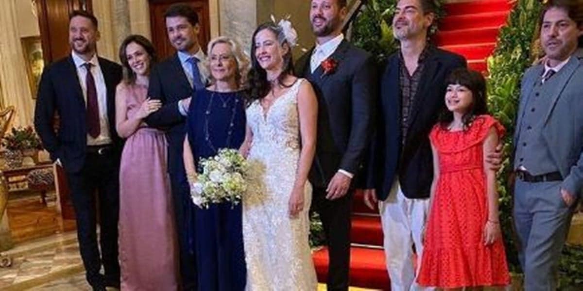 Na foto Elizabeth Savala aparece ao lado da nora e ao fundo estão seus filhos (Foto: Instagram) Na foto Elizabeth Savala aparece ao lado da nora e ao fundo estão seus filhos (Foto: Instagram)