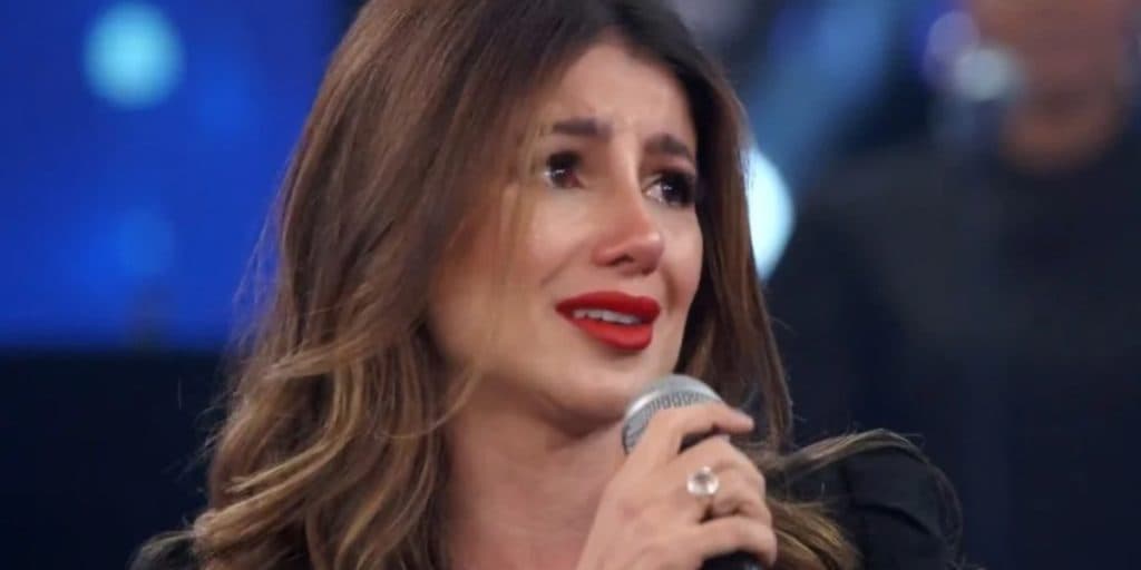 Paula Fernandes confirma traição de namorado e chora na Globo: "Só quem foi traída"