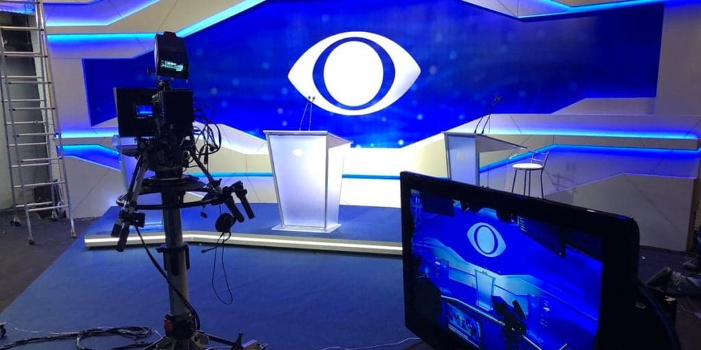 Ao vivo, apresentador da Band quase desmorona na bancada, abre bocão e não consegue esconder; veja