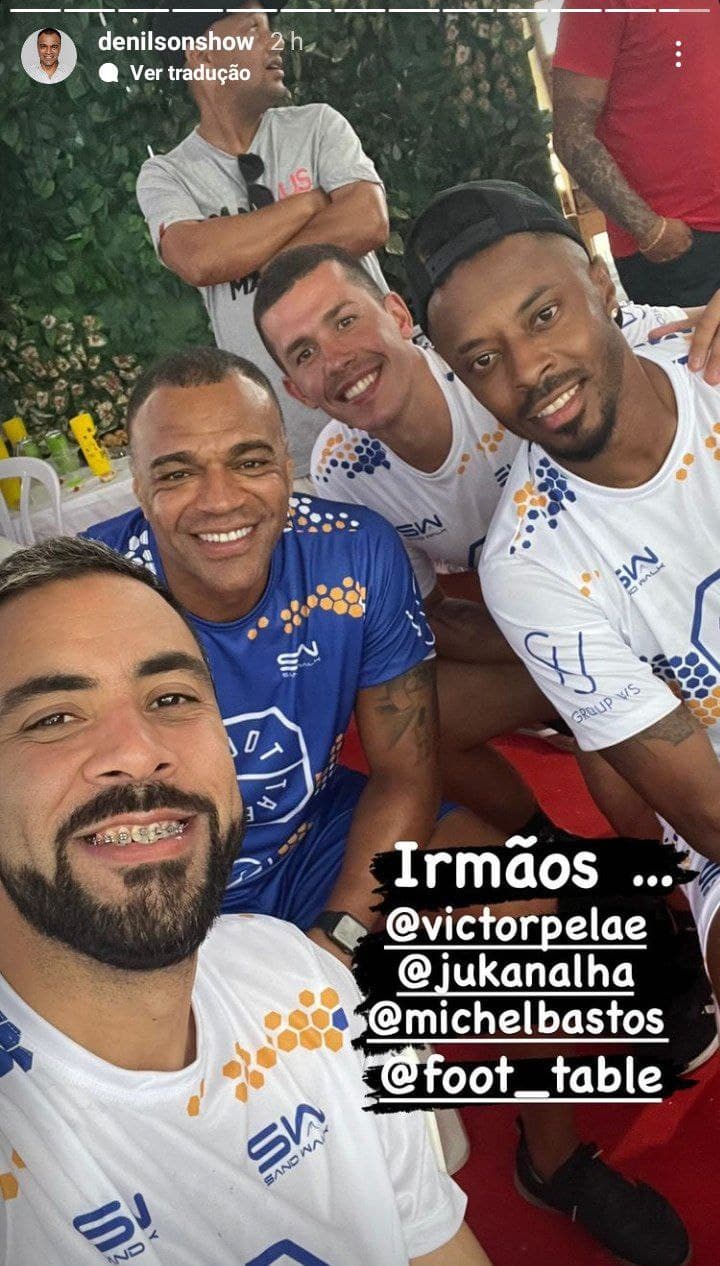Denílson viajou com um grupo de amigos (Foto: Reprodução) Denílson viajou com um grupo de amigos (Foto: Reprodução)