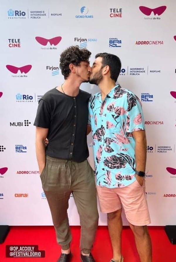 Johnny Massaro troca beijão com o namorado na primeira aparição em público - Reprodução/Instagram Johnny Massaro troca beijão com o namorado na primeira aparição em público - Reprodução/Instagram
