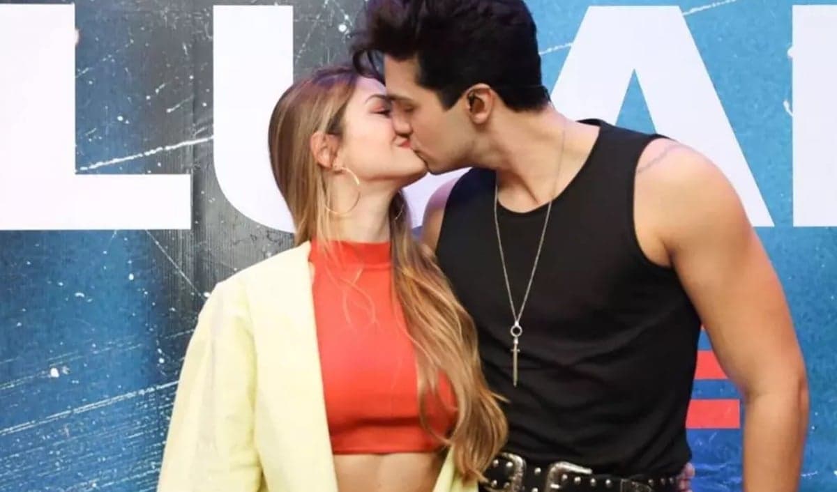 Luan Santana dá beijão na namorada nos bastidores de show (Foto: Reprodução) Luan Santana dá beijão na namorada nos bastidores de show (Foto: Reprodução)