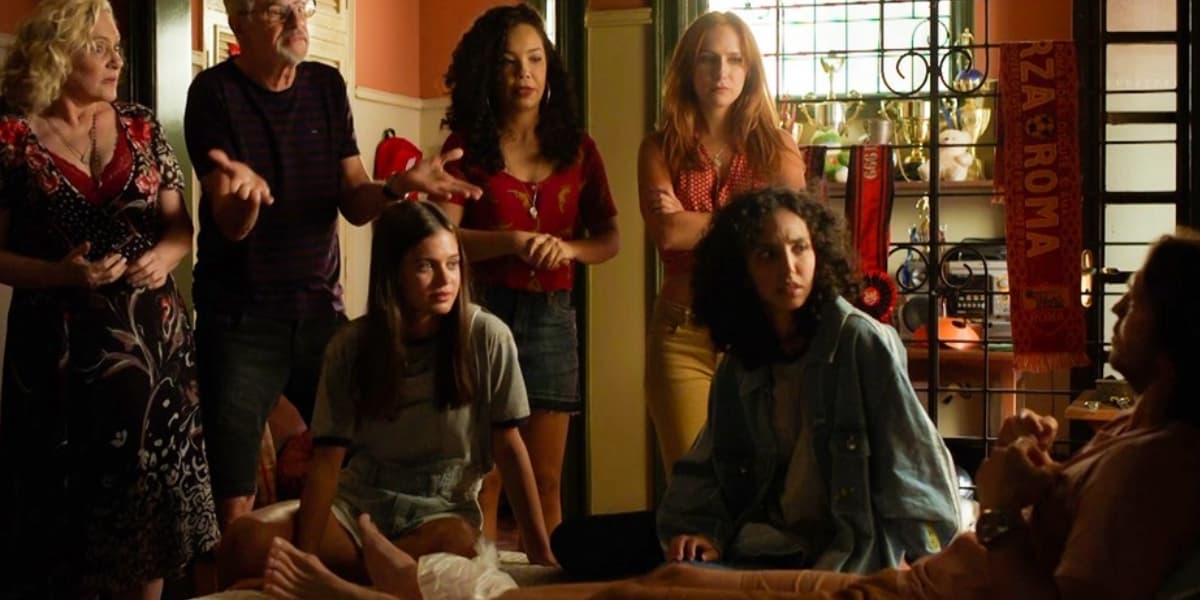 Cena da novela Quanto Mais Vida Melhor com Neném deitado e um homem grisalho e mais cinco mulheres o encaram no quarto Cena da novela Quanto Mais Vida Melhor com Neném deitado e um homem grisalho e mais cinco mulheres o encaram no quarto