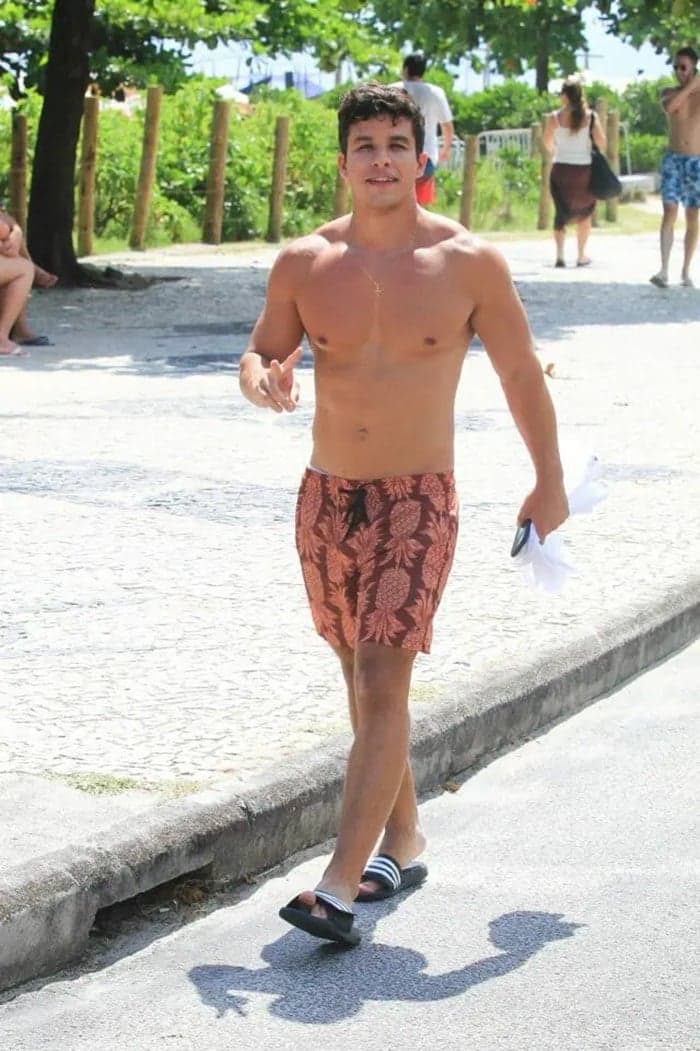 O galã Ricky Tavares dá sorriso e acena para paparazzo (Foto: Reprodução/ Internet) O galã Ricky Tavares dá sorriso e acena para paparazzo (Foto: Reprodução/ Internet)