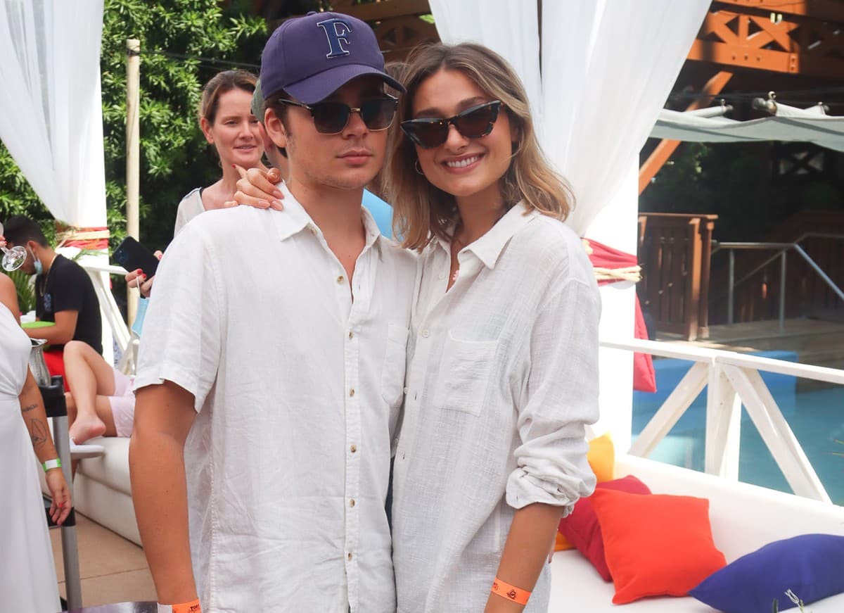 Ícone fashionista, Sasha surgiu de chinelo e com um look para lá de confortável, sem deixar a elegância de lado. “Gosto de usar looks confortáveis. Esse aqui está bem soltinho e fresco para aguentar esse calorzão. Só passei um corretivo no rosto”, entregou a filha de Luciano Szafir. Ícone fashionista, Sasha surgiu de chinelo e com um look para lá de confortável, sem deixar a elegância de lado. “Gosto de usar looks confortáveis. Esse aqui está bem soltinho e fresco para aguentar esse calorzão. Só passei um corretivo no rosto”, entregou a filha de Luciano Szafir.