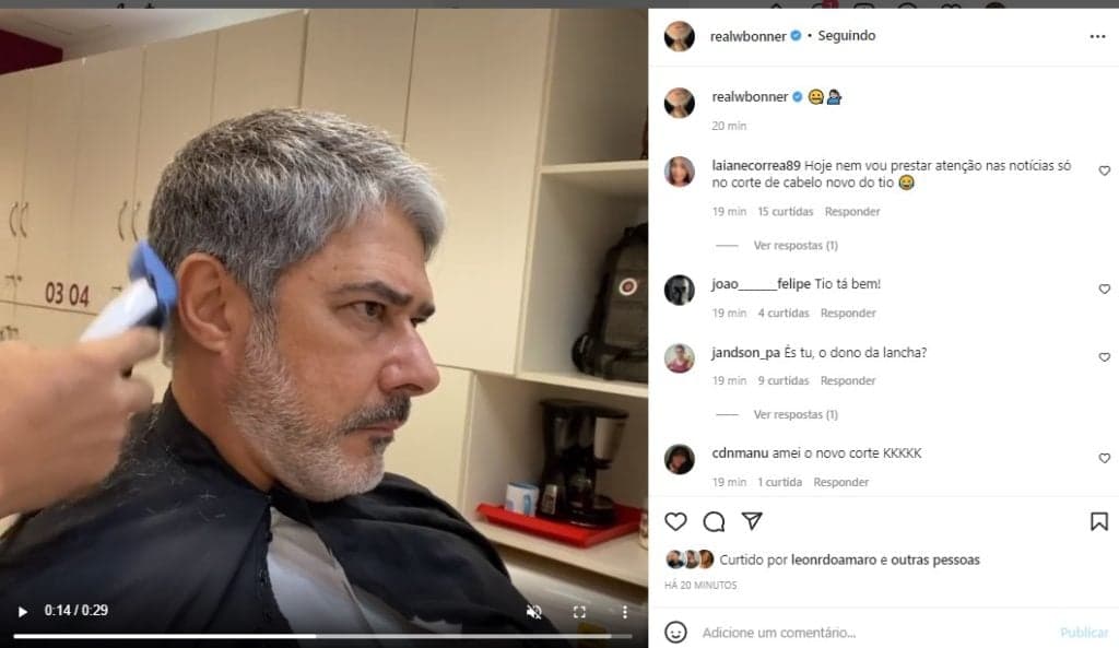 Bonner cortando o cabelo Bonner cortando o cabelo