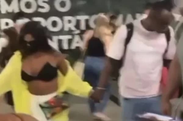 Carol Peixinho ao lado de Thiaguinho em aeroporto (Foto: Reprodução) Carol Peixinho ao lado de Thiaguinho em aeroporto (Foto: Reprodução)