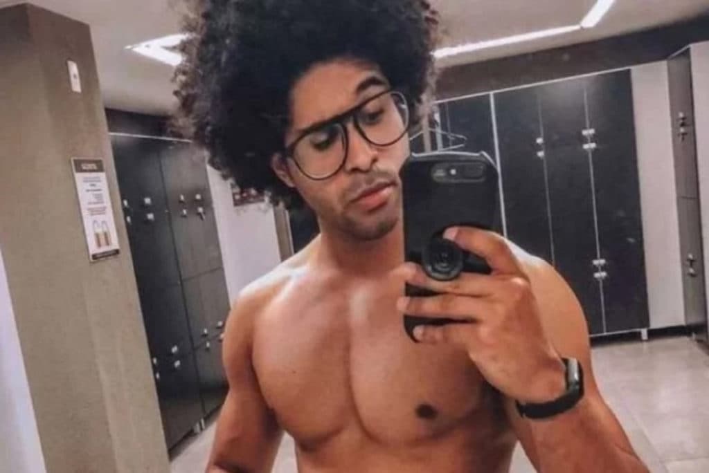 BBB22: No banho, Luciano leva público à loucura ao mostrar mala gigante e parte íntima; Veja