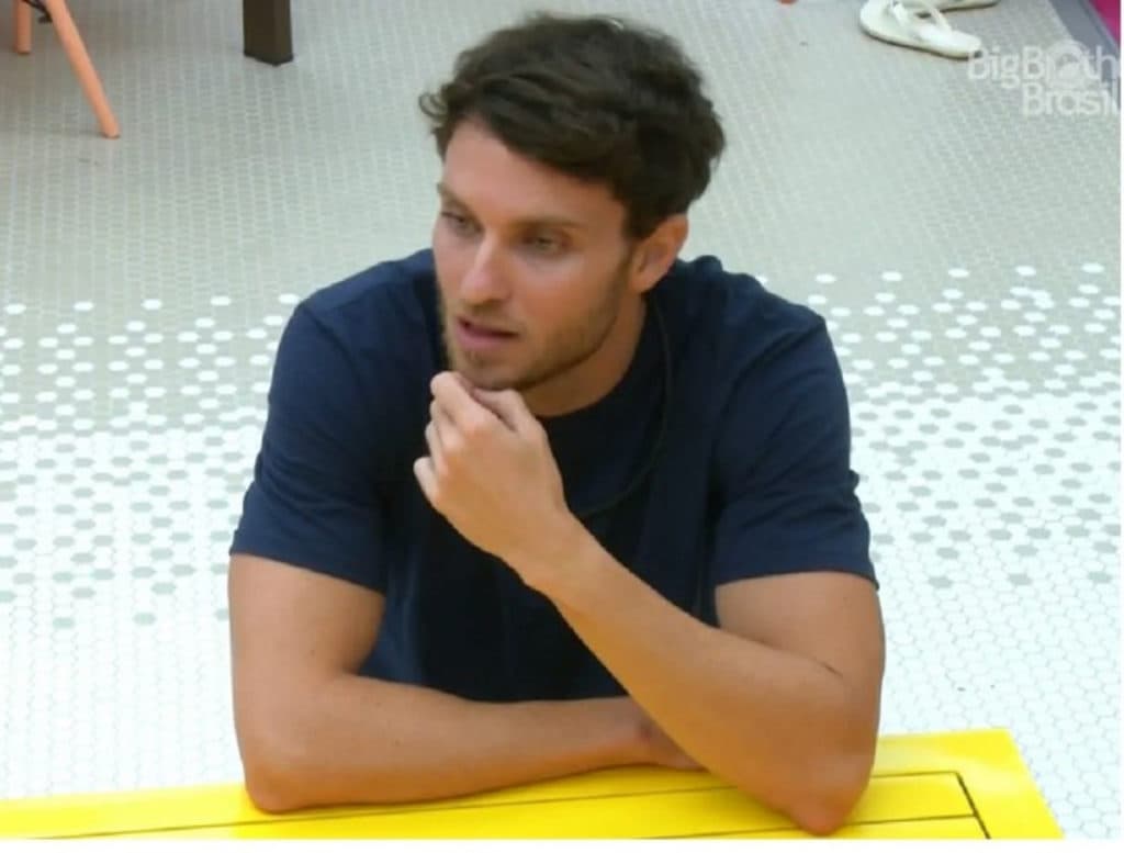 Lucas 'quebra o pau' e é o primeiro participante a falar sobre política na casa