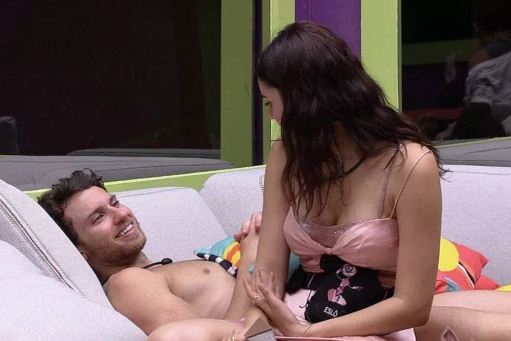 BBB22: Lucas e Eslovênia trocam carícias e beijos pela manhã e estreitam laços: "me dá um beijinho?"