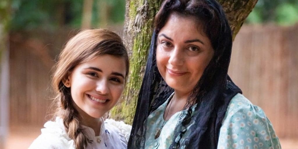 Além da Ilusão: Conheça a mãe e filha de Letícia Pedro e Patrícia Pinho; menina será apaixonada pelo novo padre da vila