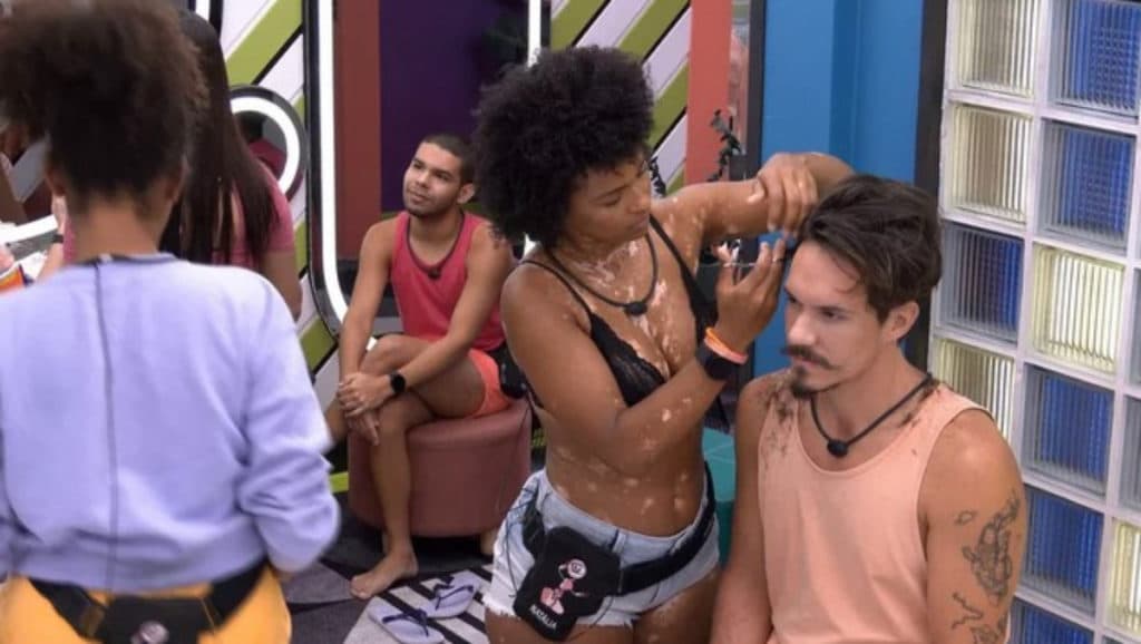 BBB22: Nat corta cabelo de Eli, ganha beijo de agradecimento e Vyni dispara: "Não me agradece desse jeito"