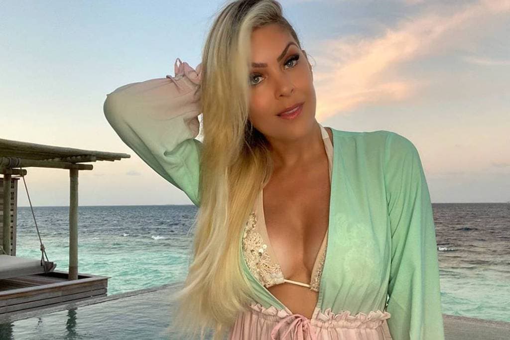 Renata Fan deixa seios à mostra em decote ousado e provoca ao surgir toda molhadinha: "Isso a Band não mostra"