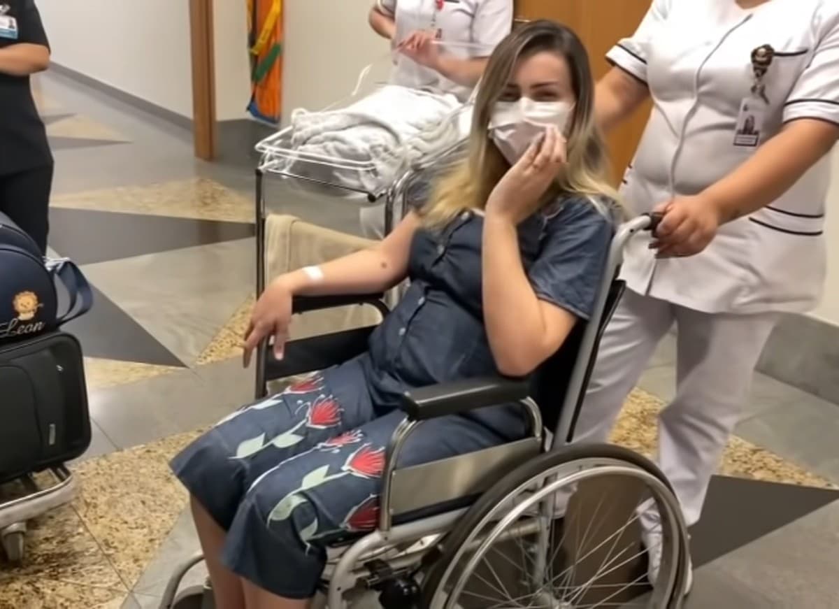 Andressa Urach recebe alta hospitalar e sai em cadeira de rodas (reprodução/youtube) Andressa Urach recebe alta hospitalar e sai em cadeira de rodas (reprodução/youtube)