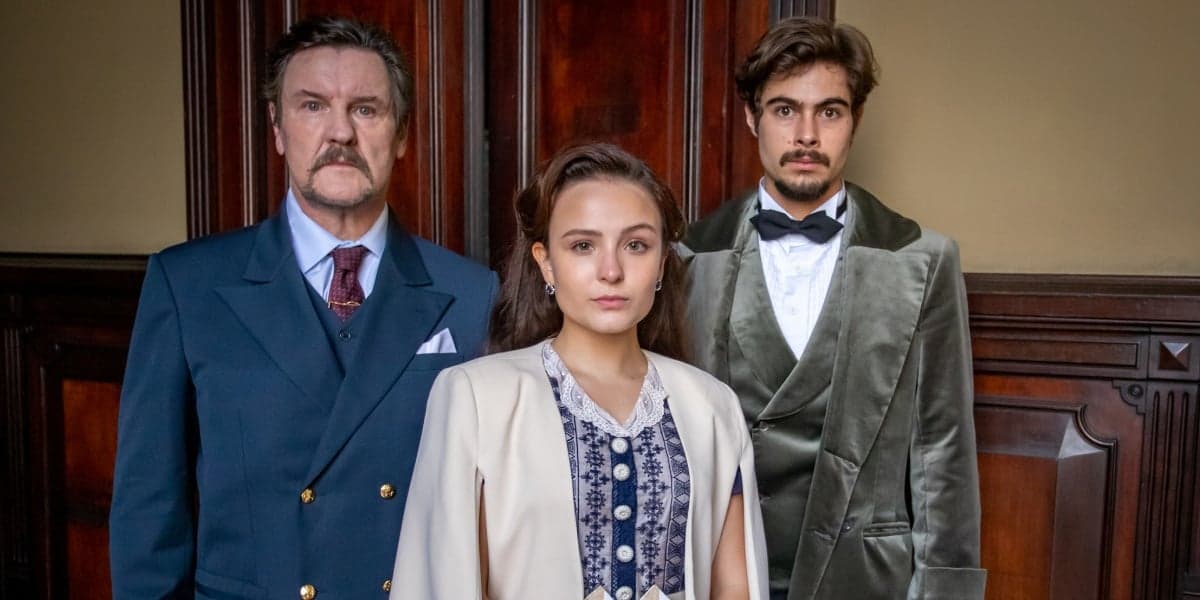 Além da Ilusão terá Matias vestido de terno azul, Elisa com blazer branco no meio e Davi com gravata borboleta preta e terno cinza Além da Ilusão terá Matias vestido de terno azul, Elisa com blazer branco no meio e Davi com gravata borboleta preta e terno cinza