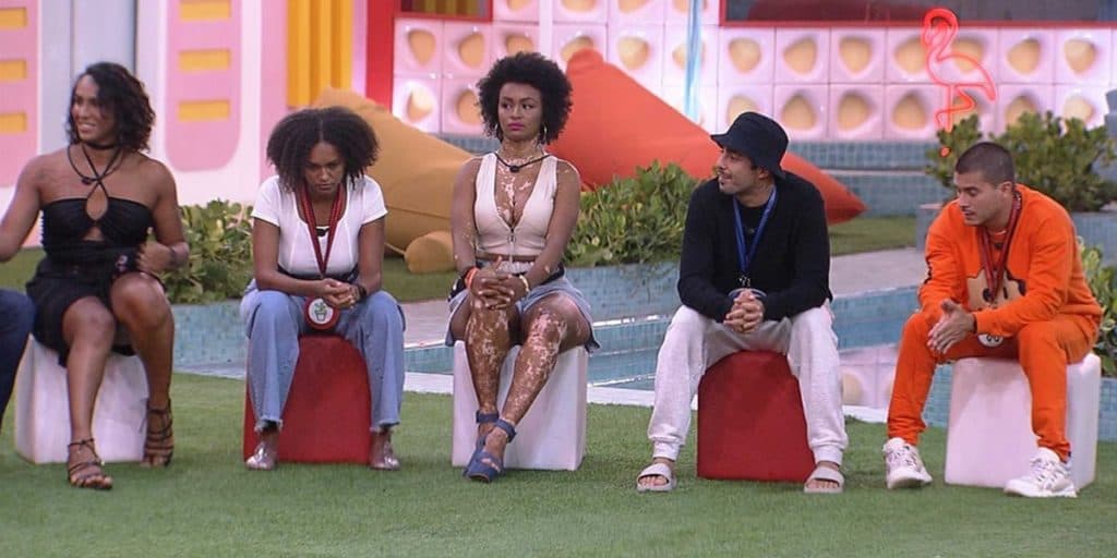 Tadeu Schmidt é derrubado pela produção do BBB22, fica sem reação ao vivo e vira alvo do próprio elenco
