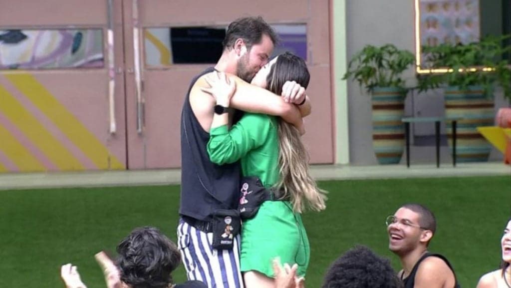 BBB22: Em apresentação, Gustavo diz que não está mais solteiro após beijo em Laís
