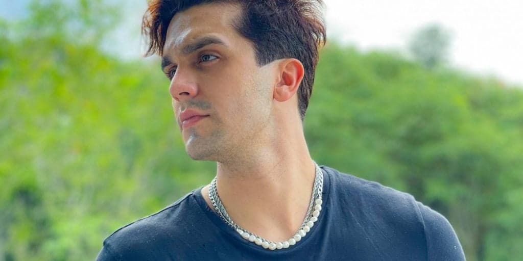Após falar sobre relação gay Luan Santana beija em palco