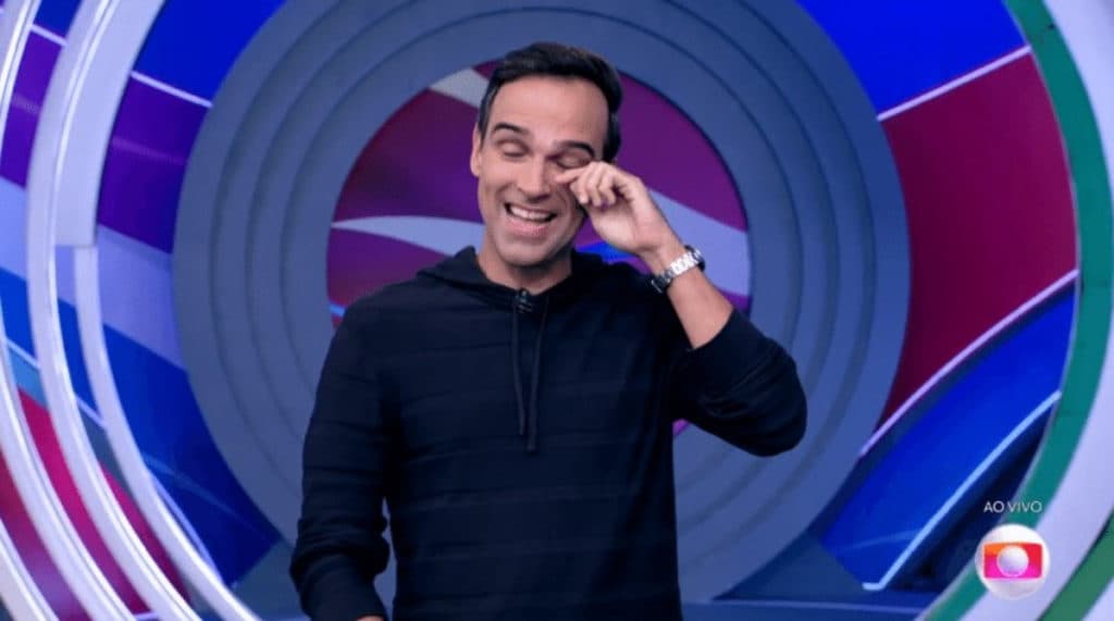 BBB22: Tadeu Schmidt não consegue se segurar e 'chora' ao vivo com quadro do reality; veja