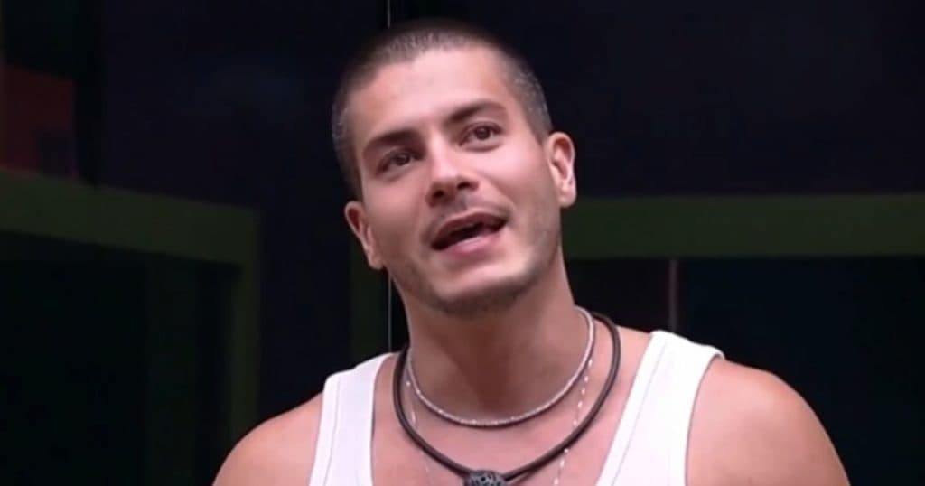Arthur Aguiar é favorito no BBB22 e Globo estuda fechar contrato fixo com o ator após o reality