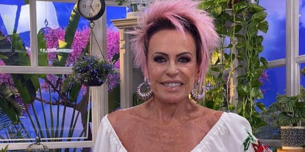 Ana Maria Braga retorna ao Mais Você com cenário novo e cabelos rosas: "Cover da Pink"